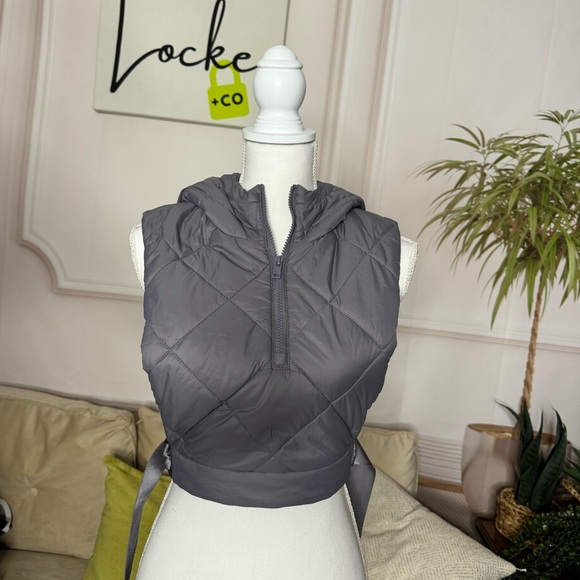 Alo Cropped Snowrider Sleeveless Puffer top - Picture 3 of 5